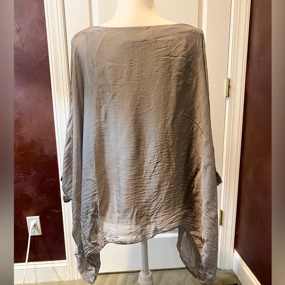 El Mar Silk Taupe Top with Vicose Shell beneath - Picture 3 of 4